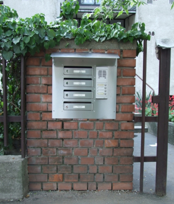 K/37. Falba épített kültéri postaláda kaputelefonnal, esővédővel